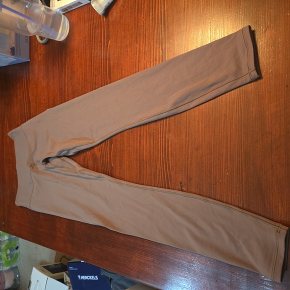 Vuori High-Rise Leggings in Mauve Brown - Picture 2 of 7